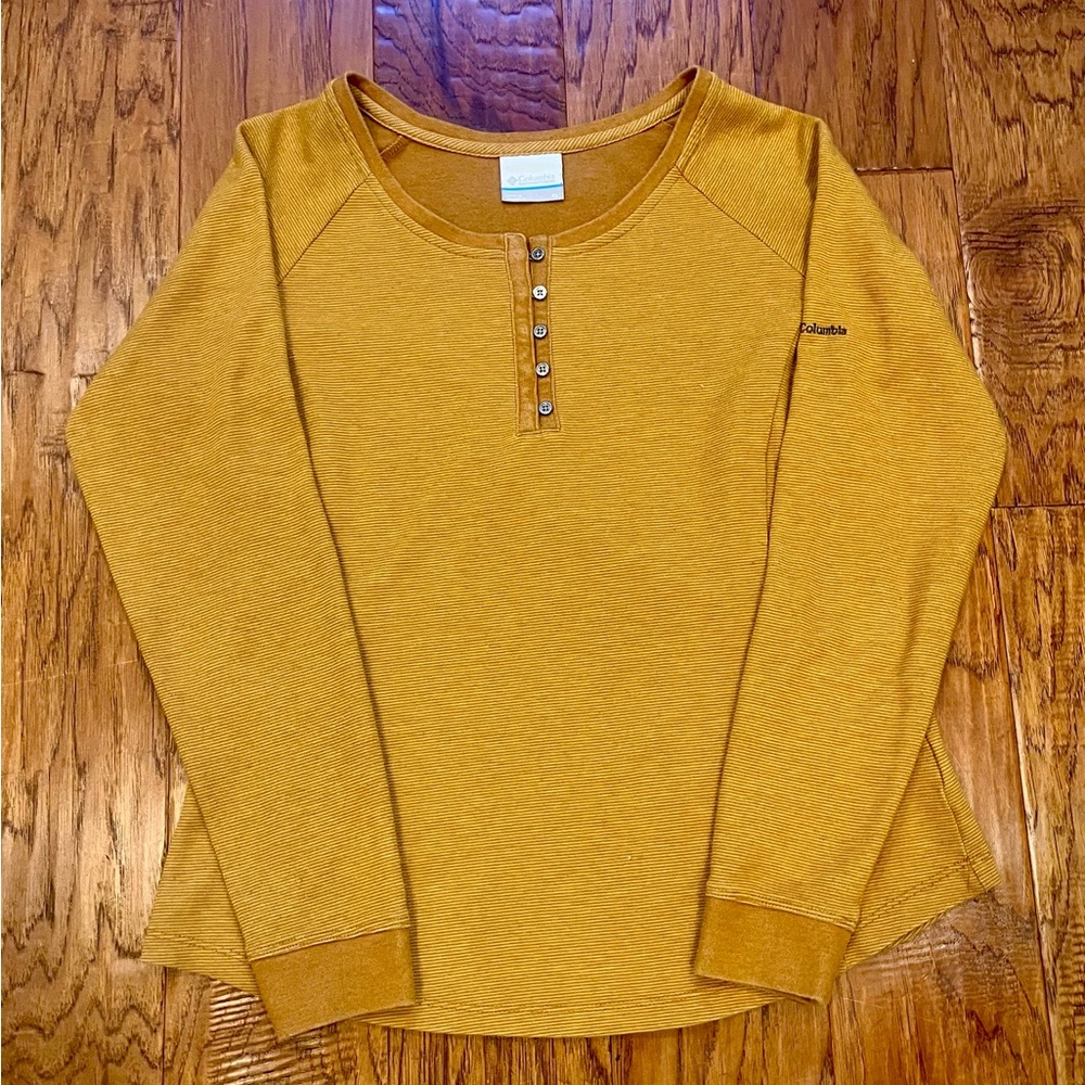 Columbia Women’s Henley Size Medium